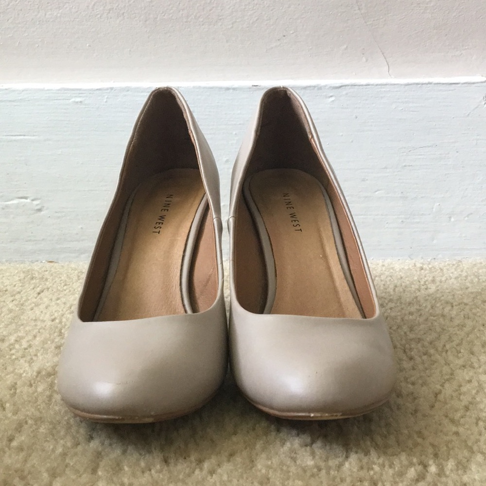 Round Toe Nude Pumps Sz 7.5 Nine West